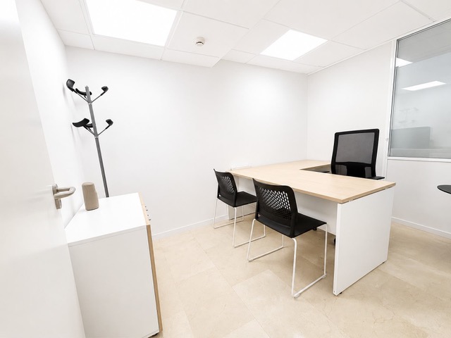 Despacho privado en SimpleWork, con mesa y silla ergonómica