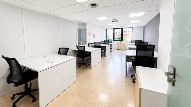 Zonas comunes de SimpleWork con puestos abiertos